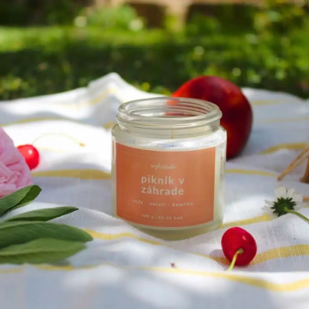 Sviečka v skle Piknik v záhrade – prírodná sviečka 100 g, Rozkvitnutá